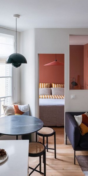 Ένα μικρό διαμέρισμα μόλις 34 τετραγωνικών μέτρων έχει μεταμορφωθεί σε ένα φωτεινό και ζεστό σπίτι/ Φωτογραφία: Alexis Paoli