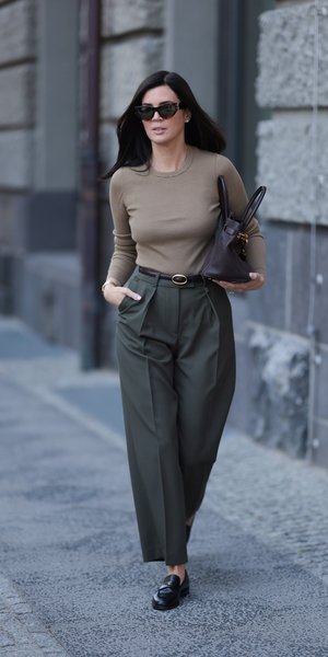 στιλάτη γυναίκα με παντελόνι