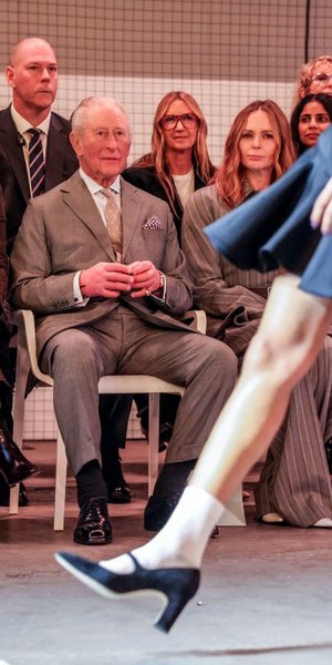 Κουρασμένος αλλά παρών: Ο βασιλιάς Κάρολος στο front row της Εβδομάδας Μόδας Λονδίνου μετά τη σύλληψη Άντριου