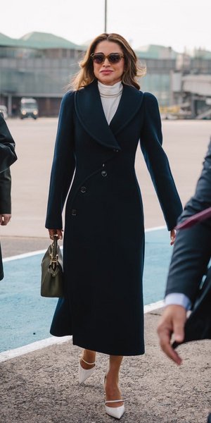 Ράνια της Ιορδανίας: Το παλτό Alaïa που απογείωσε τη βασιλική της εμφάνιση στην Κωνσταντινούπολη