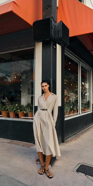 Μοντέλο με φόρεμα Zara