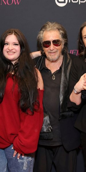 Ο 85χρονος Αλ Πατσίνο σε σπάνια εμφάνιση με τα τρία παιδιά του, Τζούλι, Άντον και Ολίβια