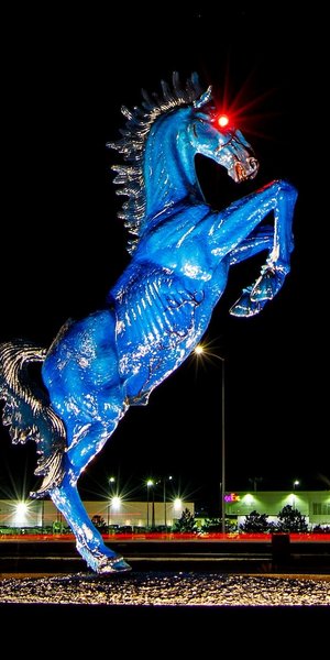 Το «καταραμένο» μπλε άλογο «Blucifer»