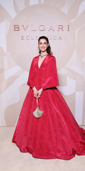 Αν Χάθαγουεϊ με φόρεμα Valentino 