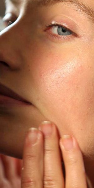 κοντινή λήψη σε πρόσωπο νεαρής γυναίκας