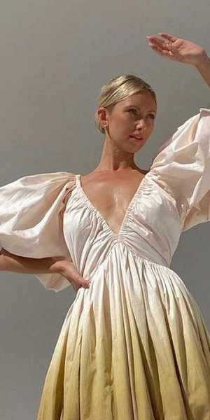 νεαρή ξανθια γυναίκα με λευκό χρυσό φόρεμα