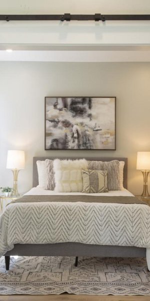 Αντί για κομοδίνο: Η νέα τάση που βλέπουμε όλο και περισσότερο στις κρεβατοκάμαρες