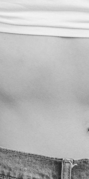 γυναίκα με επίπεδη κοιλιά