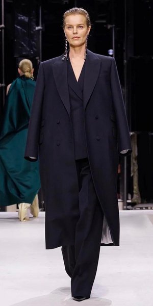 Η Εύα Χερτζίκοβα στα 52 της στην πασαρέλα του Givenchy -Και παραμένει εντυπωσιακή