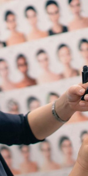 Η Χιρόμι Ουέδα στα backstage επίδειξης μόδας Giorgio Armani/ Άνοιξη-Καλοκαίρι 2025/ Φωτογραφία: Profimedia