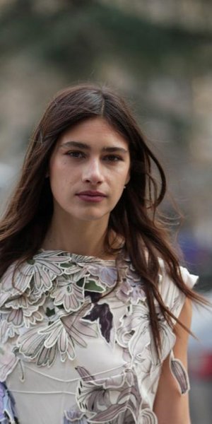 νέα κοπέλα με μακριά μαλλιά και φόρεμα με λουλούδια