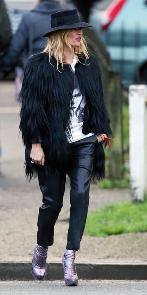 Το ντύσιμο όπως τη δεκαετία του 2010 και η indie sleaze αισθητική είναι ξανά στη μόδα