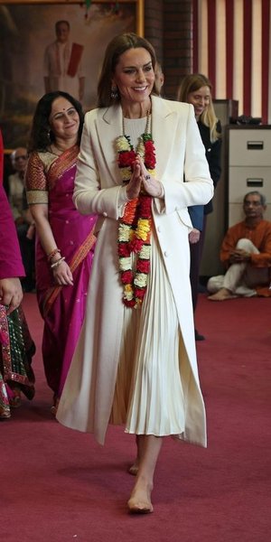 Η Κέιτ Μίντλετον ξυπόλυτη σε ινδουιστικό ναό -Η στιγμή που έβγαλε τις γόβες για να χορέψει