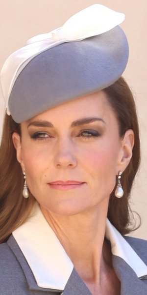 η κειτ μιντλετον με γκρι και λευκο καπελο 