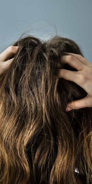 Γυναίκα πιάνει τα μαλλιά της 