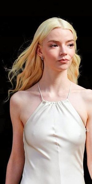 Η Άνια Τέιλορ Τζόιμε με λευκό φορεμα 