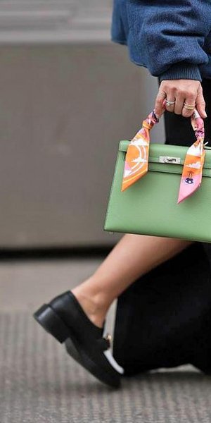 γυναίκα με μοκασίνια και πράσινη τσάντα