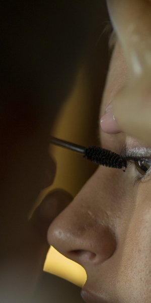 Μάσκαρα με χρώμα: Οι καλύτερες για εντυπωσιακό βλέμμα χωρίς μακιγιάζ