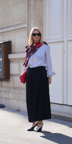 Γυναίκα με μίντι φούστα