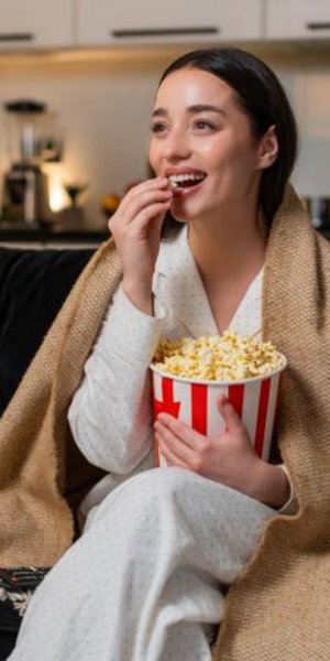 γυναίκα με πείνα τρώει ασταμάτητα ποπ κορν