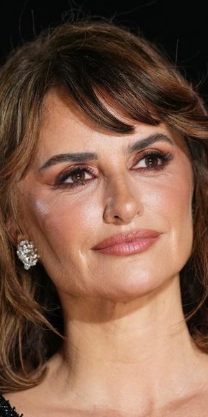 Η Πενέλοπε Κρουζ με φράντζα στα μαλλιά