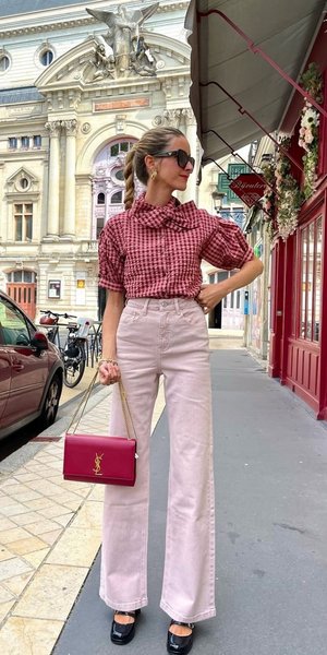 κοπελα με ροζ τζιν και καρο τοπ