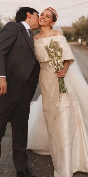 Η νύφη φοράει νυφικό με τιάρα