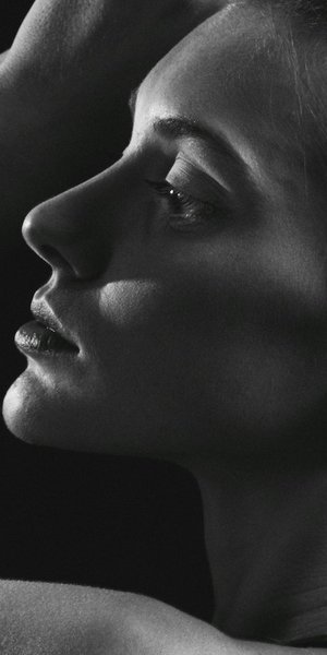 νέα γυναίκα ασπρόμαυρη λήψη κοντινό