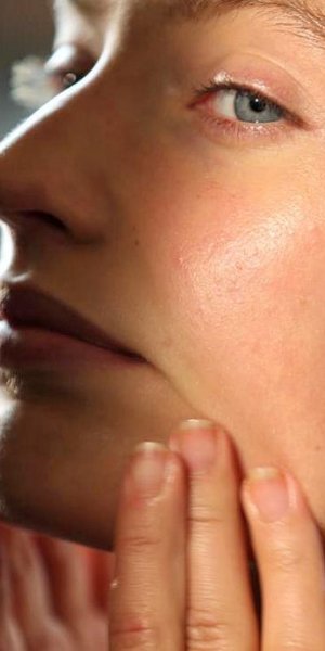 κοντινό πρόσωπο γυναίκας μοντέλο