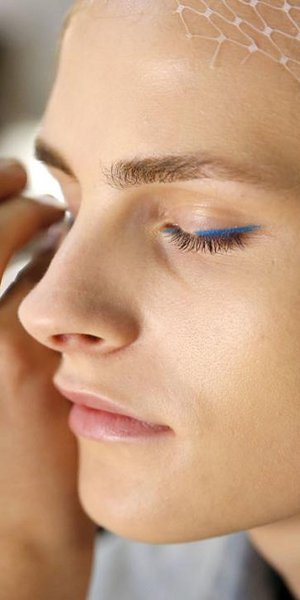 μακιγιάζ σε μοντέλο κοντινή λήψη backstage