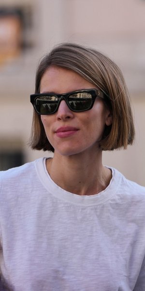 νέα γυναίκα με ξανθά πλατινέ μαλλιά και λευκά ρούχα