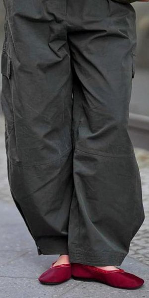 Cargo παντελόνι: Το κομμάτι που μεταμορφώνεται από office look σε weekend style