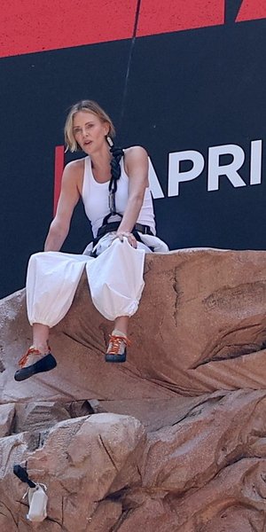 Η Σαρλίζ Θερόν σκαρφάλωσε σε τοίχο αναρρίχησης στην Times Square