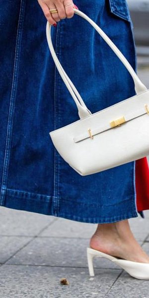 Η east-west τσάντα επιστρέφει και γίνεται το απόλυτο it item