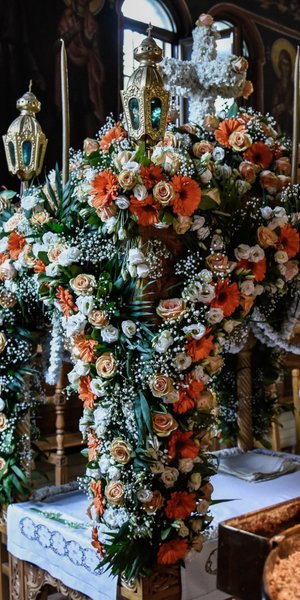 Τίποτα δεν είναι τυχαίο, τι συμβολίζει το κάθε λουλούδι στον Επιτάφιο