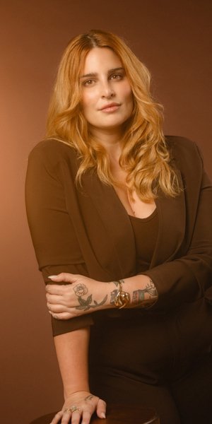 Το εντυπωσιακό σαλόνι της Εβελίνας Νικόλιζα: Χρώμα, vintage πινελιές και εκλεκτική αισθητική