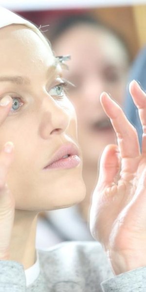 μοντέλο σε επίδειξη μόδας κοντινό στα μάτια