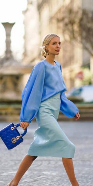 κοπελα με γαλαζιο τοπ 