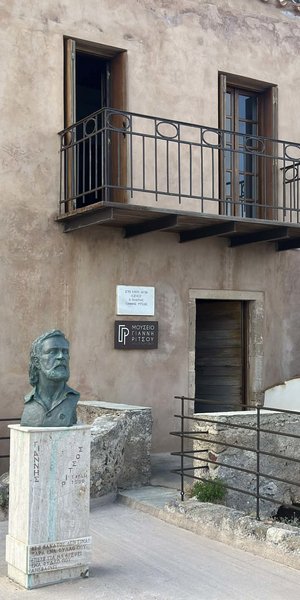 Μέσα στο σπίτι του Γιάννη Ρίτσου στη Μονεμβασιά -Έπιπλα και αντικείμενα αφηγούνται τη ζωή του