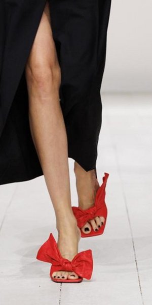 κοντινή λήψη κόκκινα γυναικεία πέδιλα