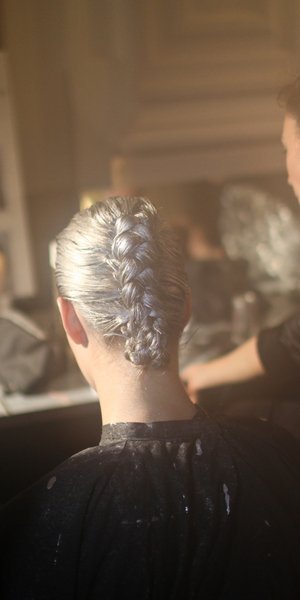 Grey blending: Η τεχνική βαφής που αφήνει τα γκρίζα μαλλιά να δείχνουν φυσικά, χωρίς ρίζα