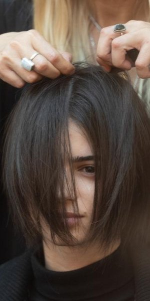 νέα γυναίκα μοντέλο καρέ μαλλιά κομμώτρια backstage