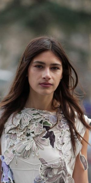 Γυναίκα με ανοιξιάτικο φόρεμα 