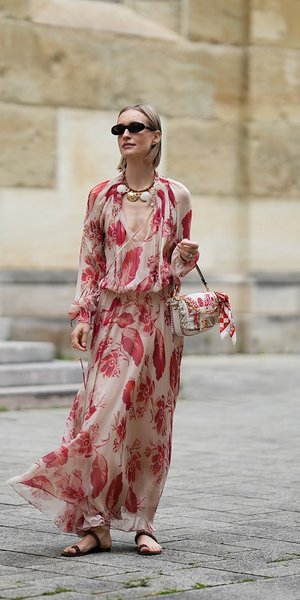 γυναίκα με φόρεμα