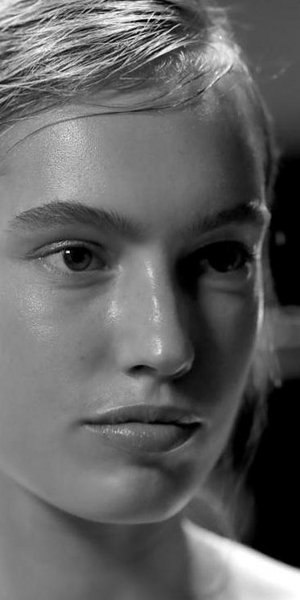 νέα γυναίκα κοντινό στο πρόσωπο