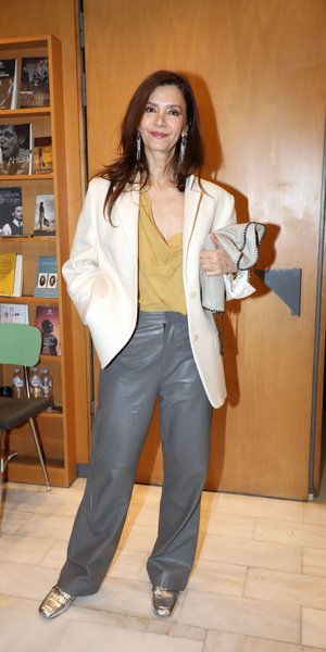 Η Κατερίνα Λέχου με το απόλυτο city-chic look στο θέατρο