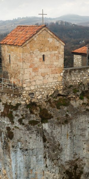 Ο ναός και τα κτίσματα πάνω στην «Στήλη Κάτσχι», στη Γεωργία