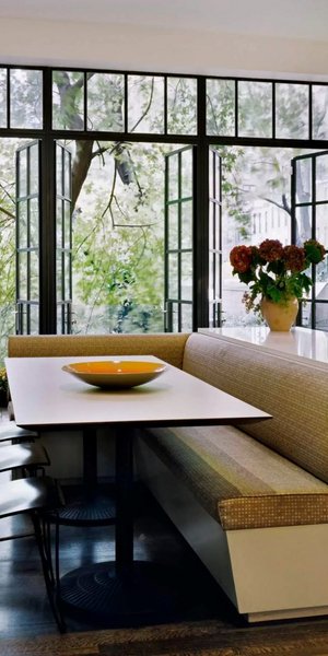 Ο designer Ανδρέας Αρσένης εξηγεί γιατί το banquette γίνεται το νέο επίκεντρο της κουζίνας