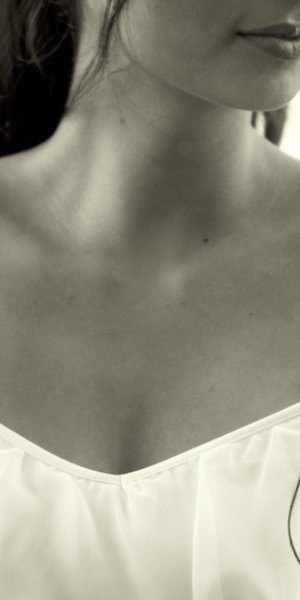 νέα γυναίκα με λευκή μπλούζα κοντινή λήψη λαιμός ντεκολτέ