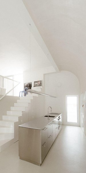 Η απουσία εσωτερικών τοίχων, με εξαίρεση το μπάνιο, επιτρέπει στον αέρα να διαχέεται ελεύθερα, ενισχύοντας την αίσθηση ευρυχωρίας